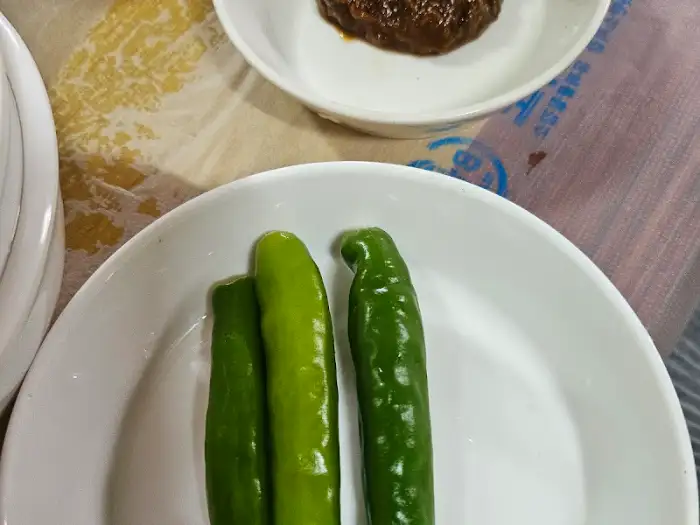 먹음직스러운 고추전이 담긴 접시