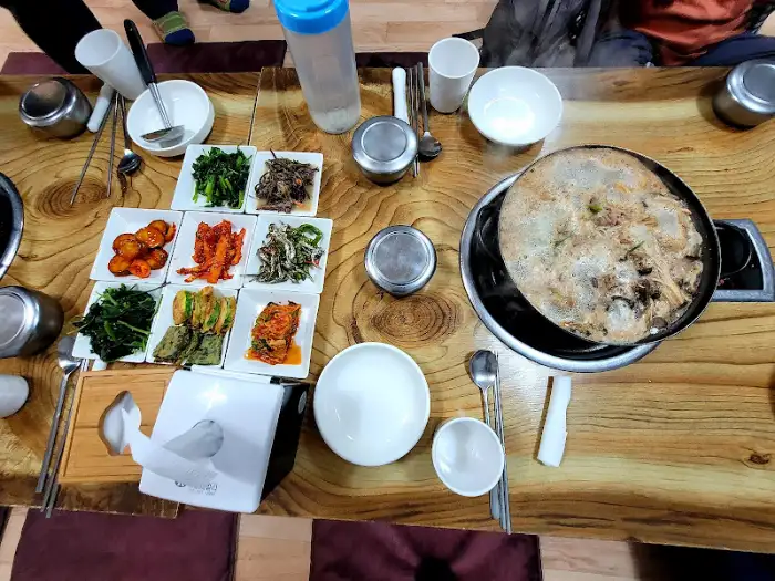 식당 내부 테이블 세팅