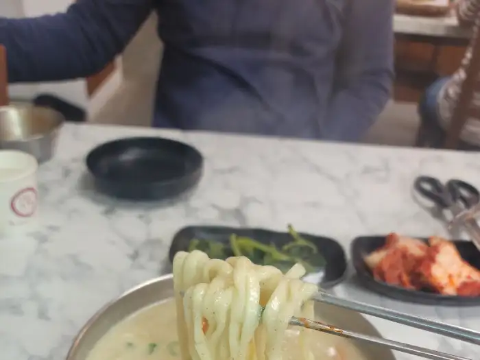 카운터석에 앉아 음식 준비를 기다리는 모습