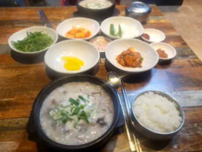 테이블에 차려진 순대국밥과 다양한 밑반찬