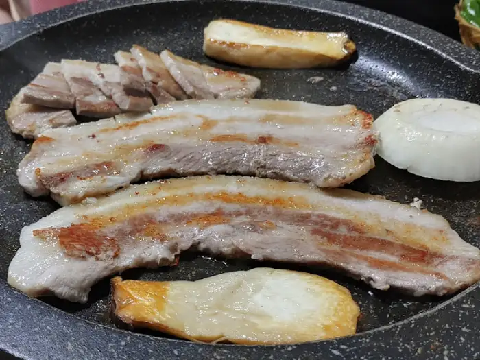 잘 구워진 삼겹살