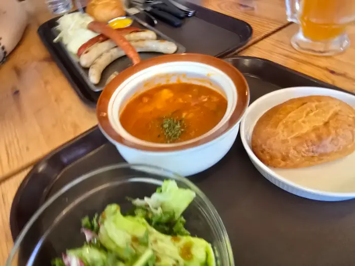 굴라쉬와 빵, 샐러드가 담긴 접시