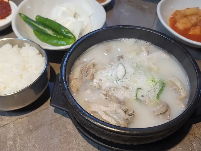따뜻한 순대국밥 한 그릇과 밥