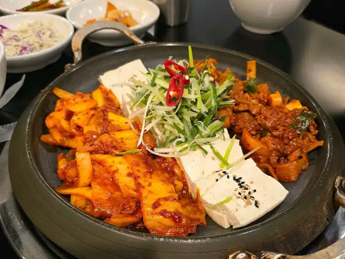 푸짐하게 차려진 두루치기