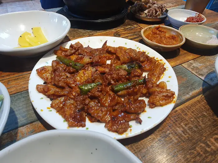 매콤하게 양념된 돼지연탄구이