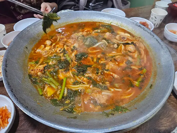 끓기 시작하는 물닭갈비