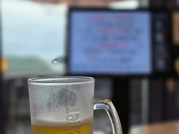 맥주잔에 담긴 황금빛 맥주