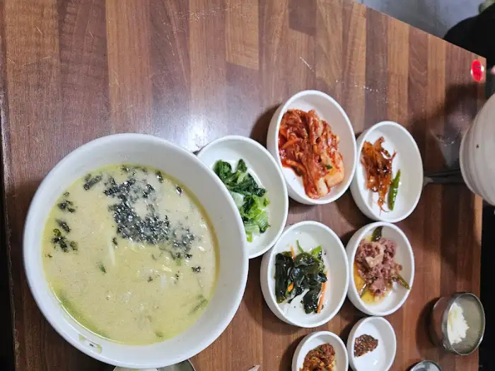옥동손국수 반찬들