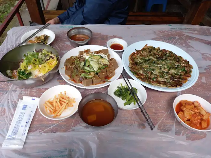 테이블 위에 차려진 푸짐한 한상차림