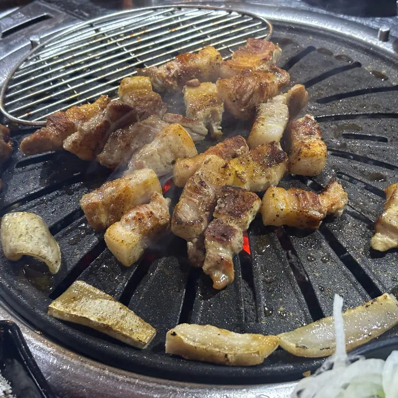 잘 익은 오겹살 단면