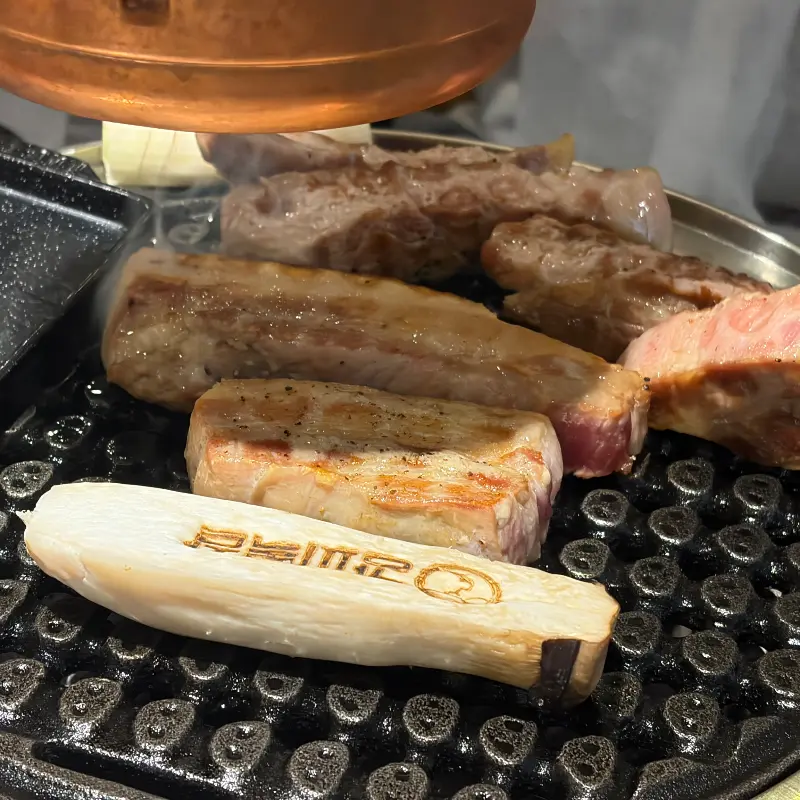 다양한 밑반찬과 함께 즐기는 고기