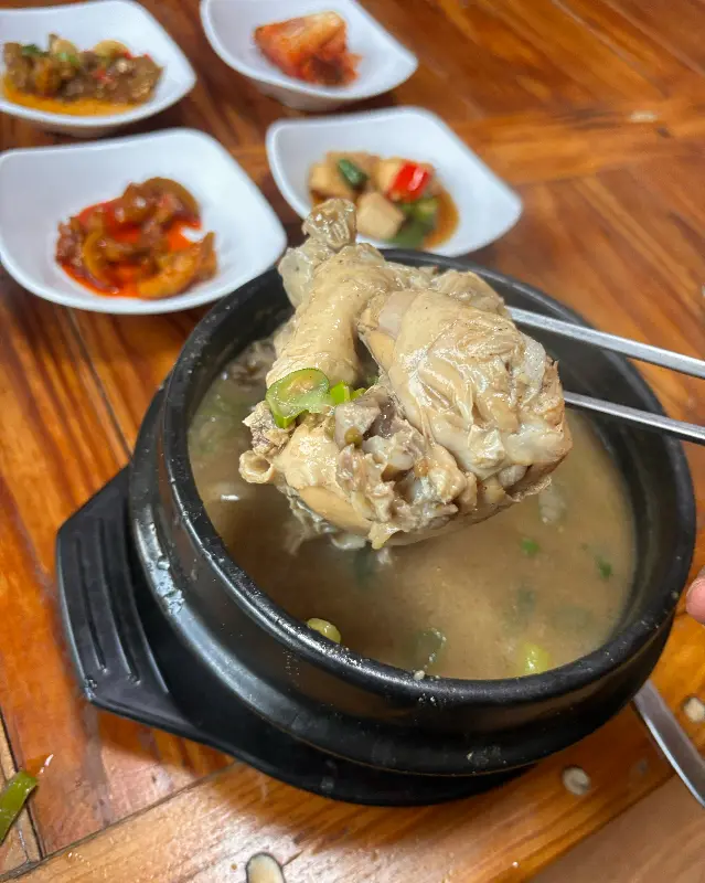 젓가락으로 쉽게 발라지는 부드러운 닭고기