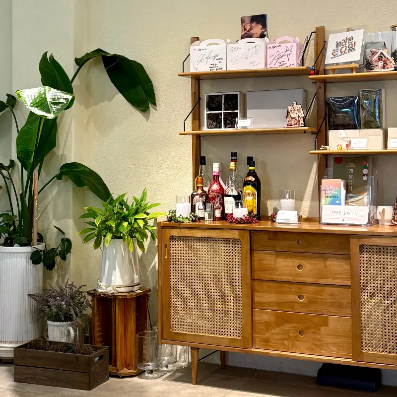 아기자기한 소품들이 놓여있는 율콩이네 내부