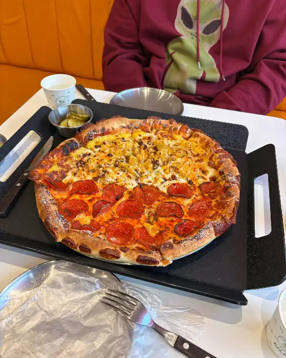 다양한 맛의 반반 피자