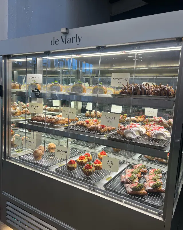 다양한 종류의 빵이 진열된 쇼케이스