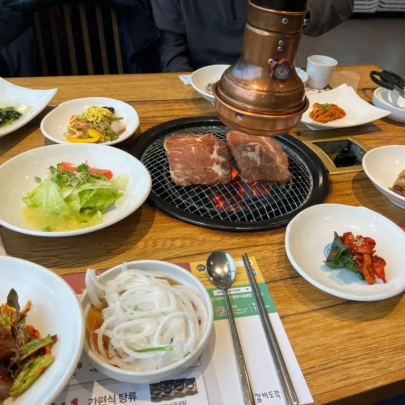 푸짐한 한 상 차림 (갈비, 샐러드, 잡채 등)