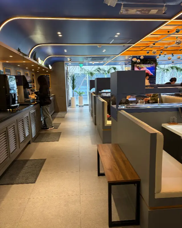 넓고 깔끔한 매장 내부