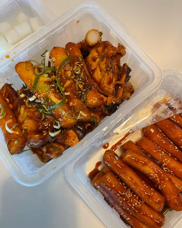 포장 용기에 담긴 바베큐 치킨