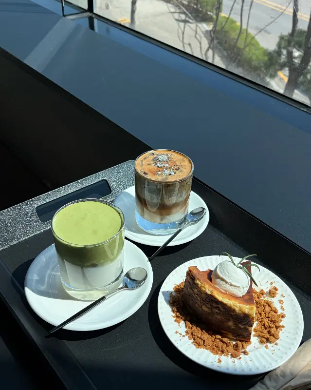창가에서 바라본 바깥 풍경과 음료, 디저트