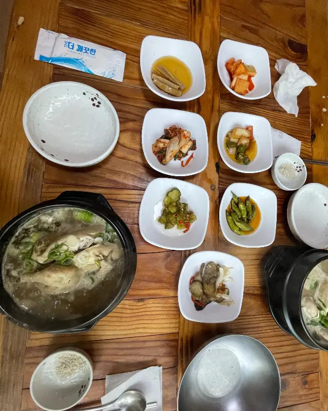 푸짐하게 차려진 다래원의 삼계탕 한 상