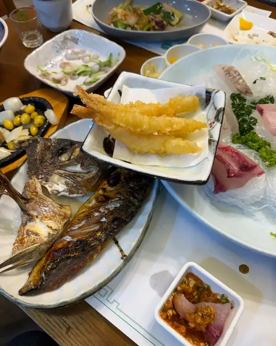 다양한 해산물과 함께 나온 푸짐한 조림 요리