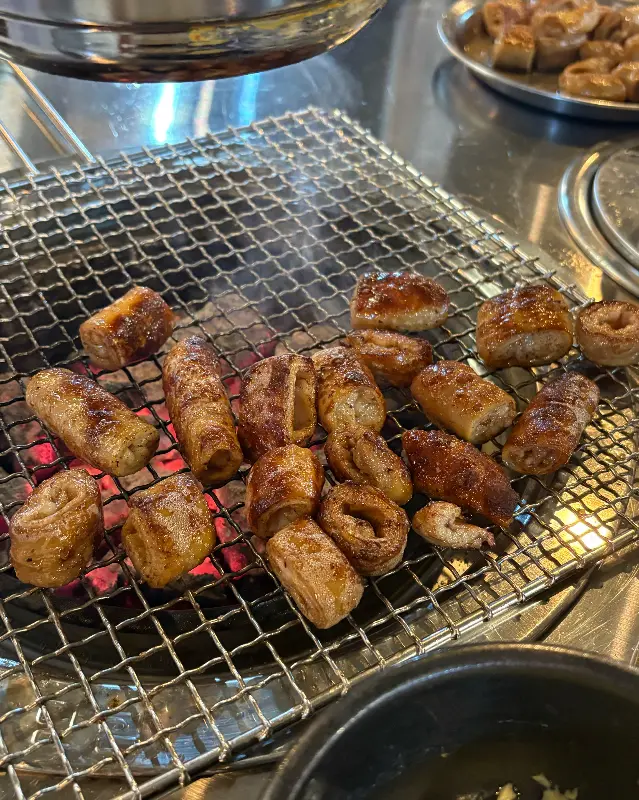 숯불 위에서 익어가는 막창