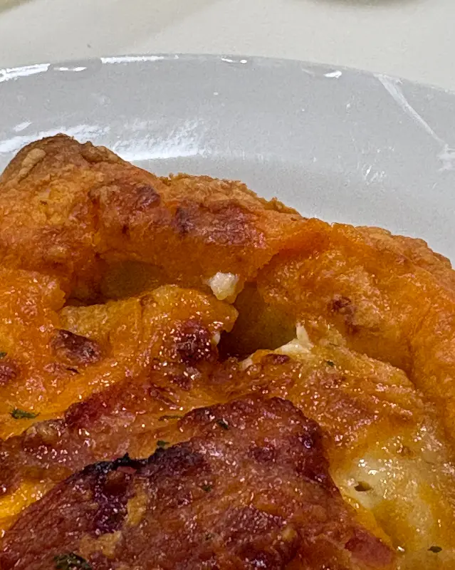 피자 끝부분의 바삭함이 느껴지는 사진