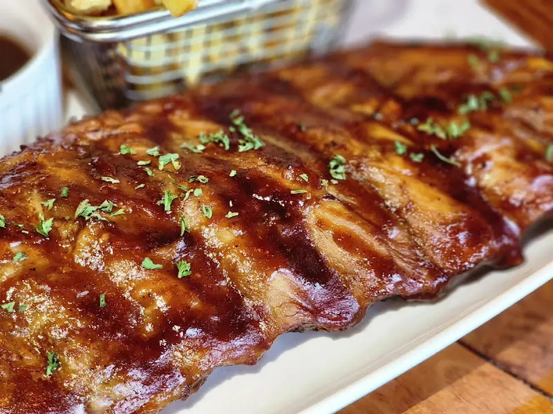 윤기가 좔좔 흐르는 BBQ 폭립