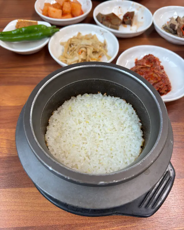 갓 지은 돌솥밥의 윤기가 좌르르 흐르는 모습