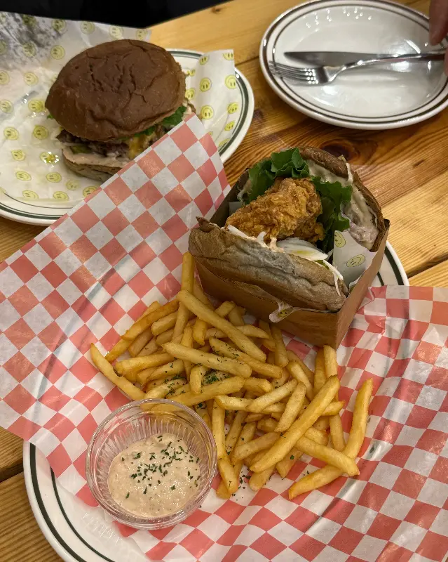 홀시스 햄버거와 감자튀김