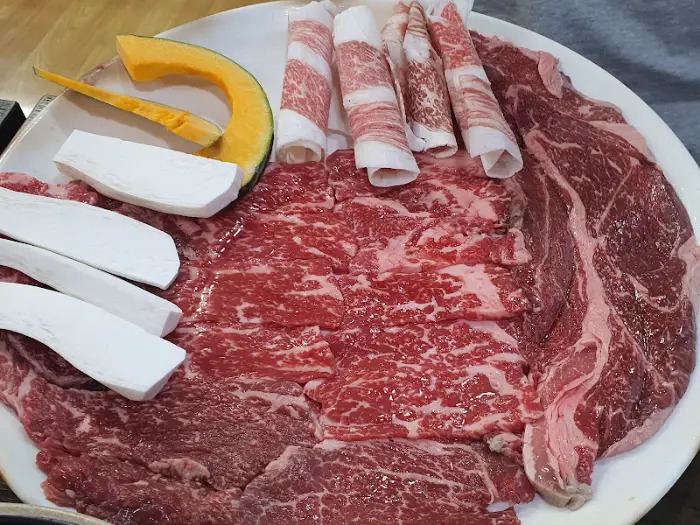 마블링이 아름다운 신선한 소고기 모듬