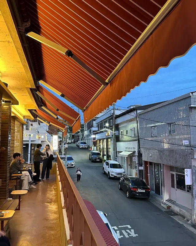 붉은색 천막이 드리워진 테라스 풍경