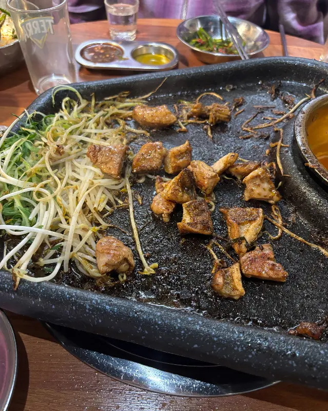 볶음밥이 담긴 불판