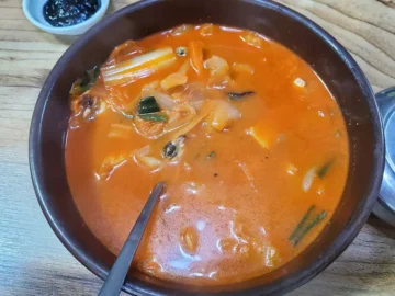 음성 노포의 깊은 맛, 세월이 녹아든 감자탕 맛집 기행