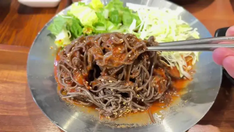 매콤달콤 막국수