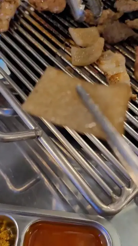 불판 위에서 맛있게 익어가는 껍데기