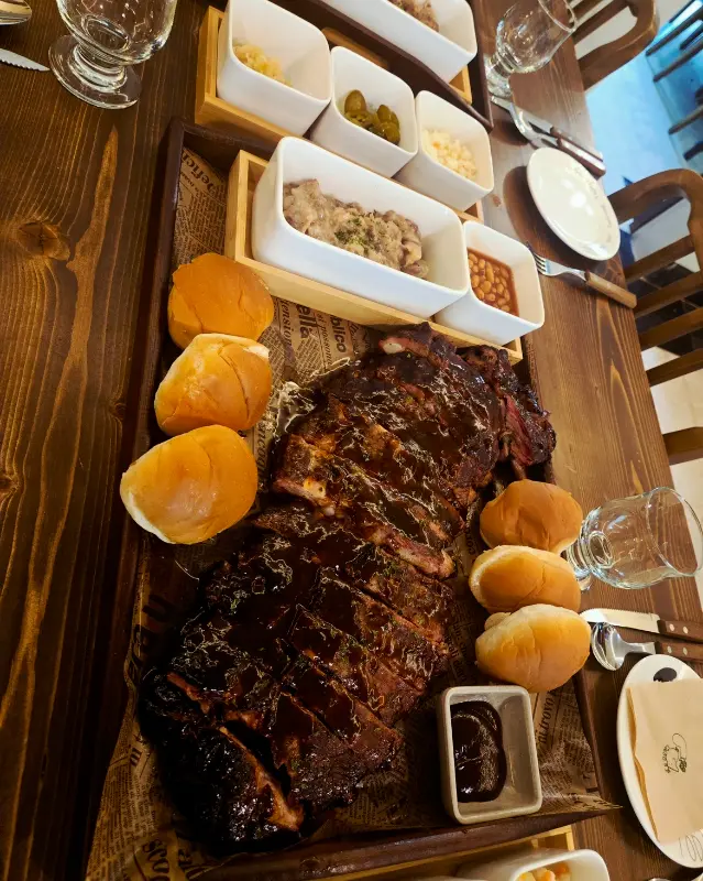 테이블 위에 놓여진 스페어립 바베큐