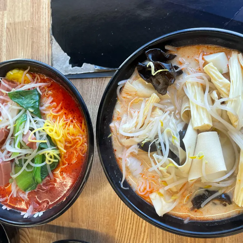 마라탕 두 그릇이 나란히 놓여있는 모습