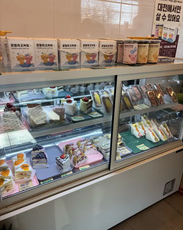 쇼케이스에 진열된 디저트 사진