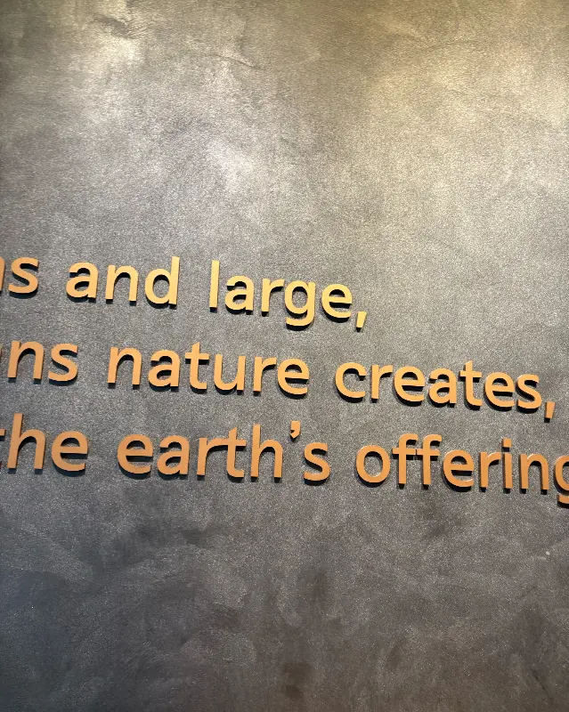 벽면에 새겨진 문구