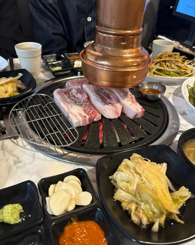 숯불 위에 올려진 돼지갈비