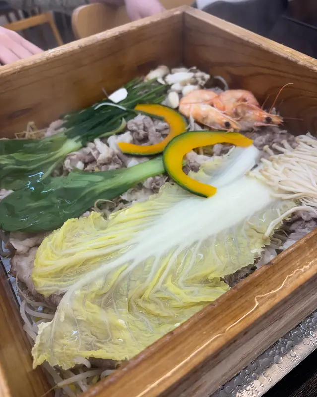 다채로운 편백찜 재료