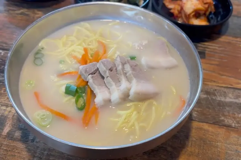 뽀얀 국물과 두툼한 수육이 인상적인 고기국수