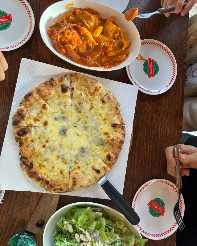 피자, 샐러드, 로제떡볶이