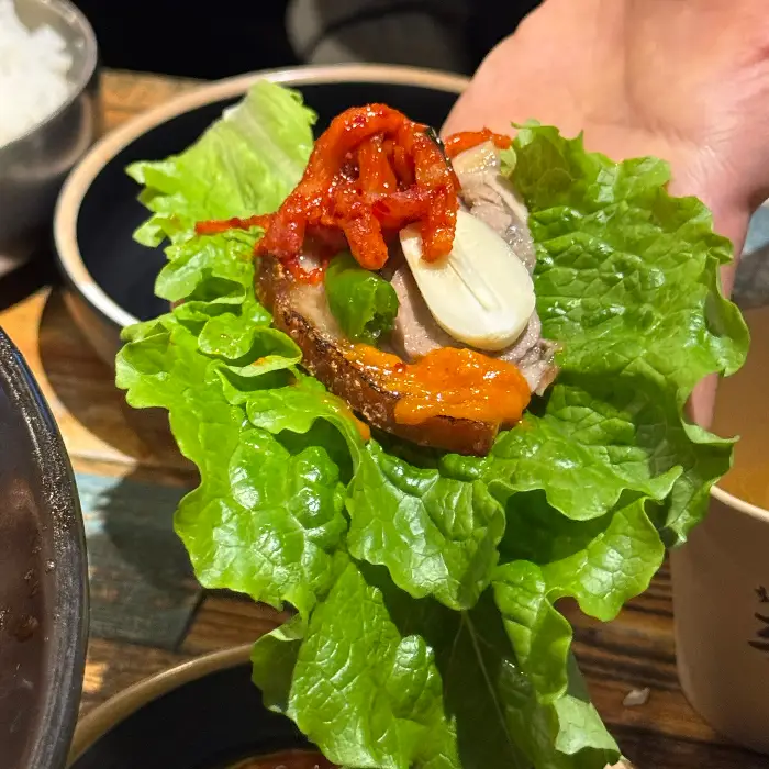 맛있게 쌈을 싸서 먹는 모습