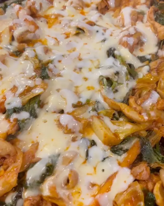 녹아내린 치즈가 닭갈비와 야채 위에 덮여 있는 모습
