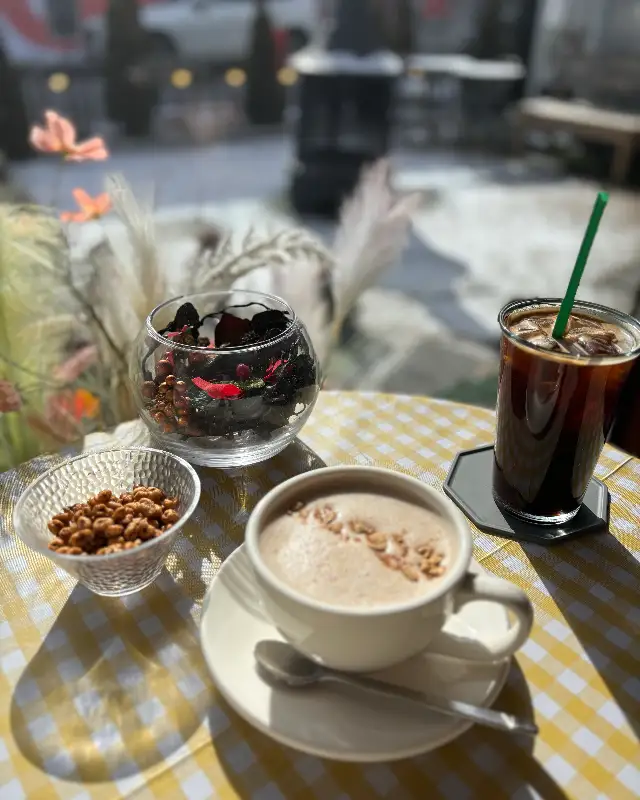 정갈한 음료와 디저트 세팅