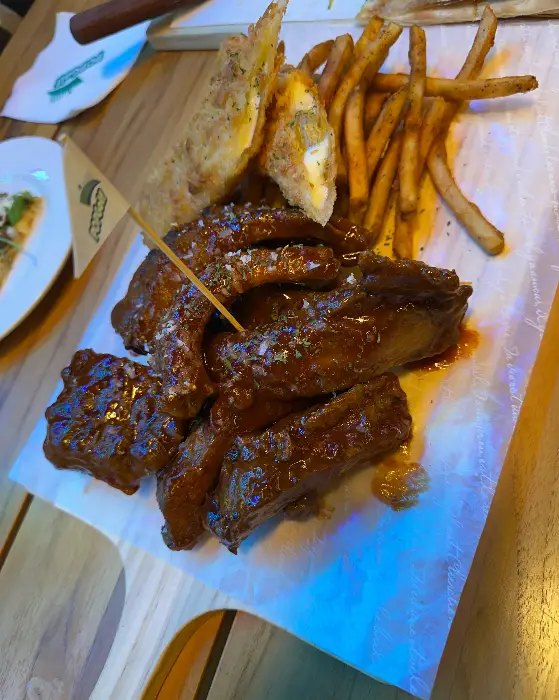 갓 튀겨져 나온 바삭한 감자튀김