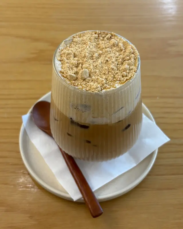 율콩커피의 클로즈업 샷, 율무 가루가 듬뿍 올라가 있어 고소함이 느껴진다.