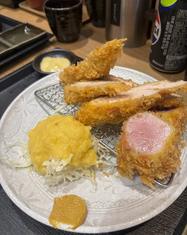 흑심 돈까스와 곁들여 먹기 좋은 샐러드와 소스